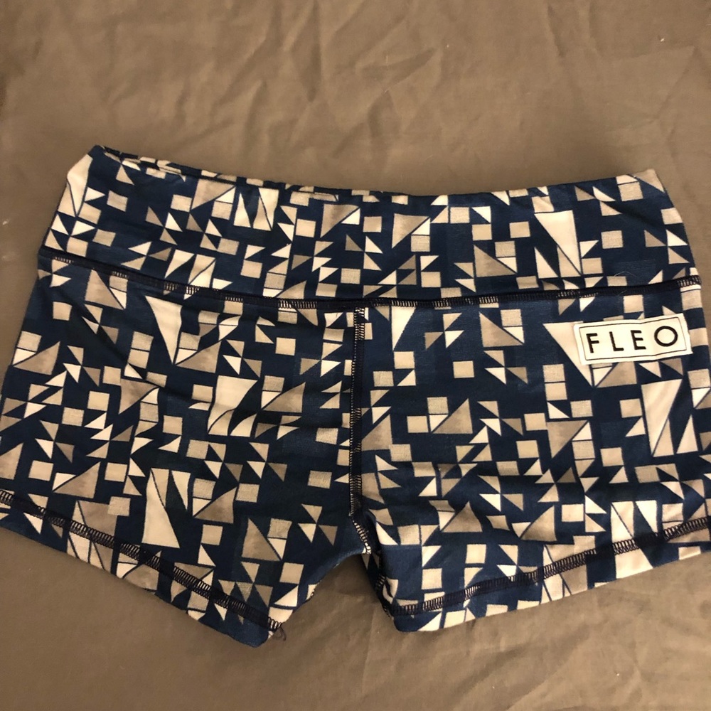 Fleo geo pattern medium shorts